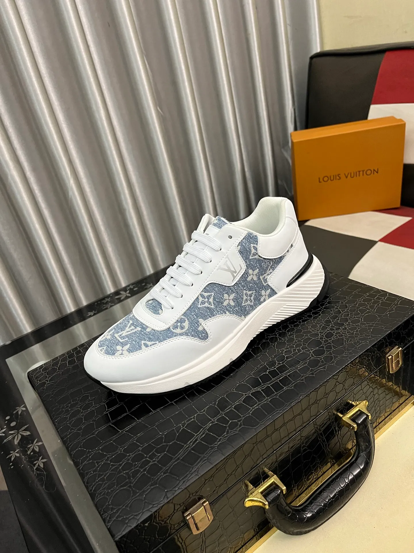 Men's shoes 💰458⌚️⌚️【LOUlS VUlTTON】Louis Vuitton ~ unique and casual style. LV counter purchasing 🏃casual shoes😍😍 are on sale at the men's counter at the same time. Italian imported brands select top-layer Italian cowhide. 🐑Sheepskin lining (refuses to discolor and grind feet) Sole: Original sole specially provided by the original factory 🎬Better in kind Code number: 38-444⃣️Color selection